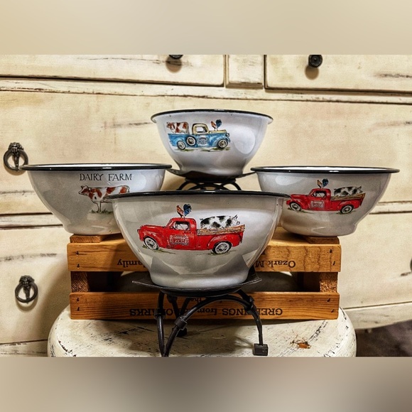 Four Vintage Rustic Farmhouse enameled Bowls - Picture 3 of 6